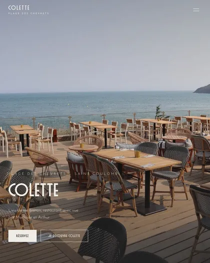 Page d'accueil du site d'un restaurant : photo de la terrasse face à la mer, nom de l'établissement et bouton de réservation.